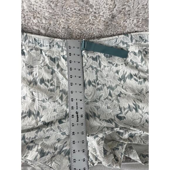 Athleta Plus Sz 22 Floral Tropical Athleisure Shorts Stretch White Green Casual - Picture 4 of 7